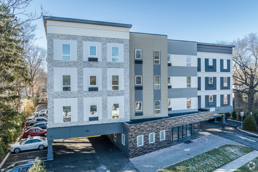 1070 River Rd, New Milford, NJ for sale - Primary Photo - Image 1 of 14