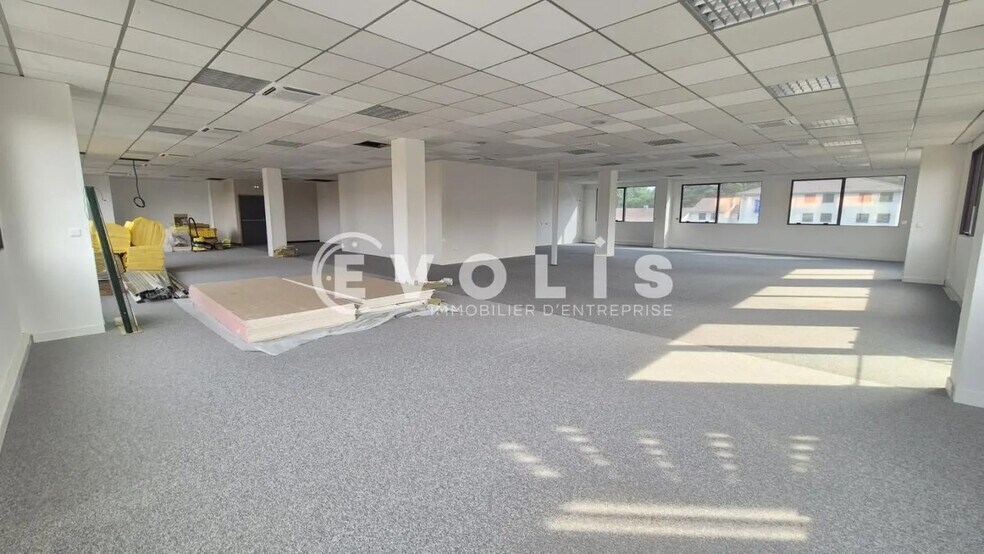 Office in Saint-Thibault-des-Vignes for lease - Interior Photo - Image 3 of 12