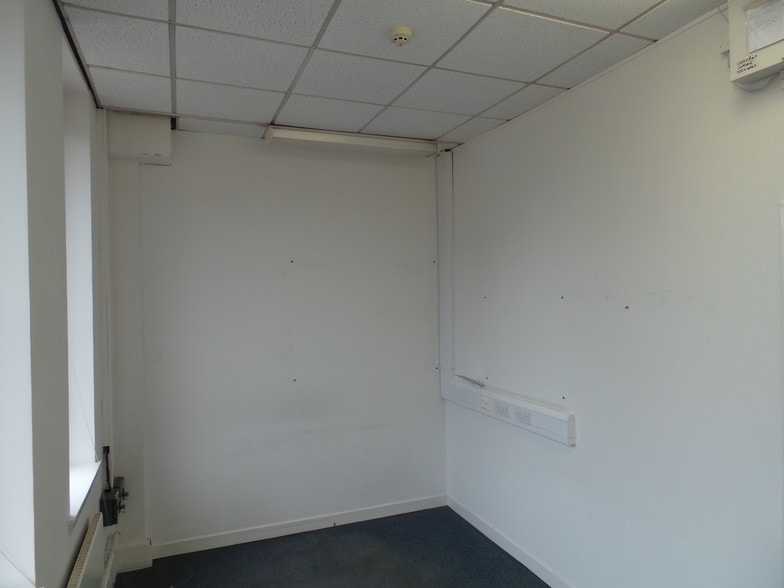 St Johns Sq, Perth for lease - Interior Photo - Image 3 of 8