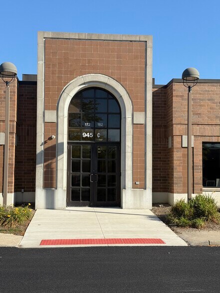 945 Lakeview Pky, Vernon Hills, IL for lease - Building Photo - Image 3 of 15