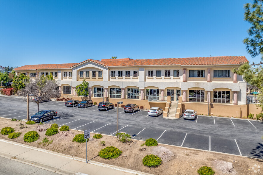 375 Rolling Oaks Dr, Thousand Oaks, CA for lease - Building Photo - Image 2 of 6