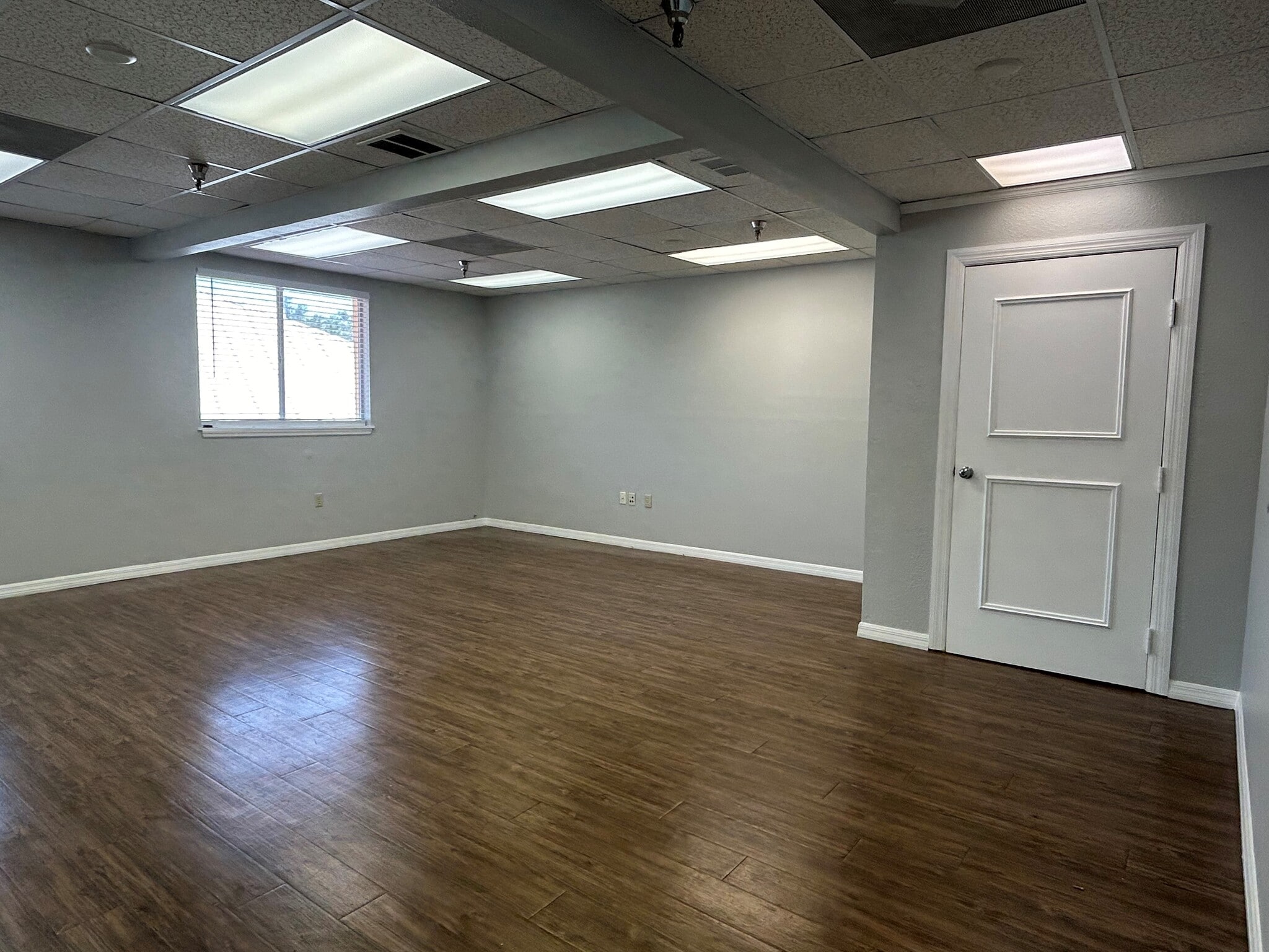 5350 Gulf of Mexico Dr, Longboat Key, FL for lease Interior Photo- Image 1 of 6