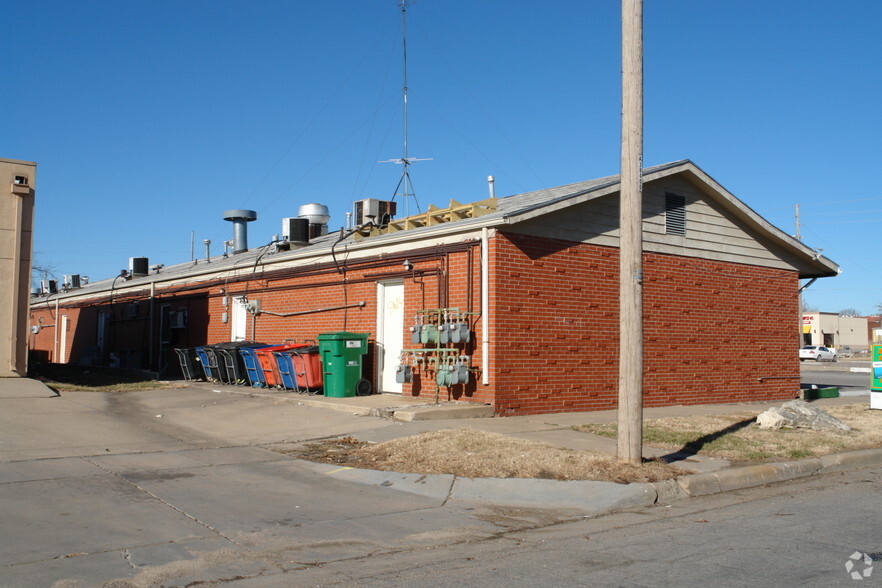 2417-25 S Glendale St, Wichita, KS for lease - Building Photo - Image 2 of 4