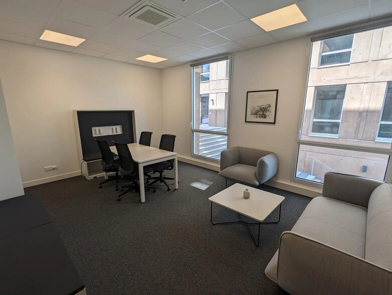 Office in Saint-Jacques-de-la-Lande for lease - Interior Photo - Image 2 of 10