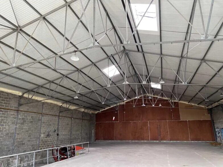 Flex in Saint-Quentin for lease - Building Photo - Image 3 of 4