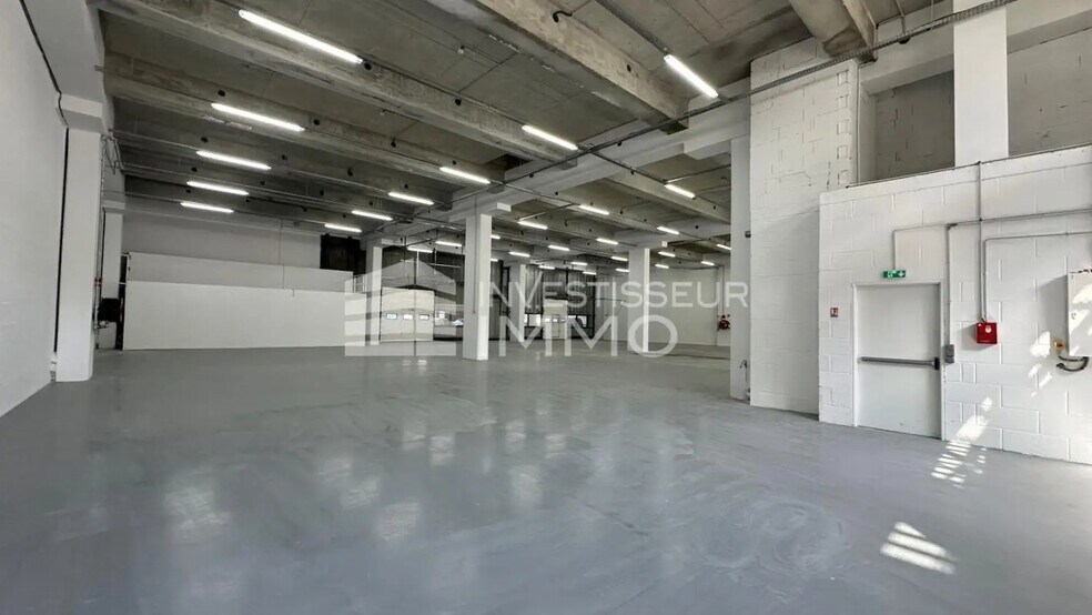 Flex in Pantin for lease - Interior Photo - Image 2 of 3