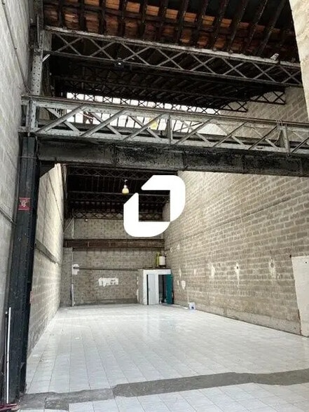 Flex in Noisy-le-Sec for sale - Interior Photo - Image 2 of 4