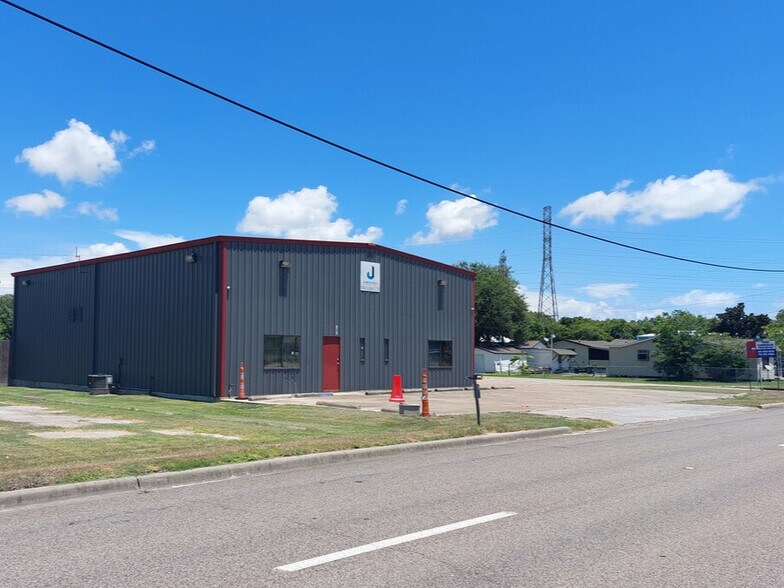 902 Main St, La Marque, TX 77568