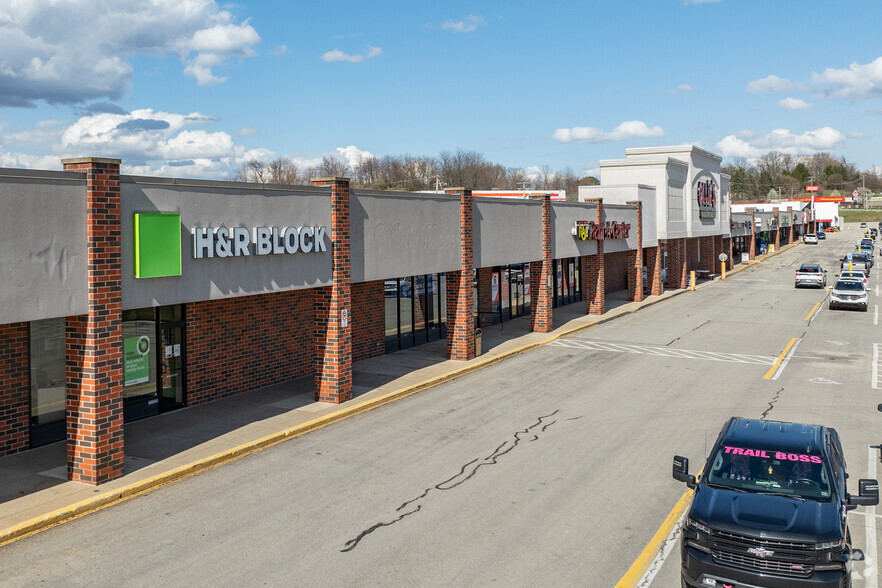 100-396 Country Side Plz, Mount Pleasant, PA for lease - Building Photo - Image 3 of 7