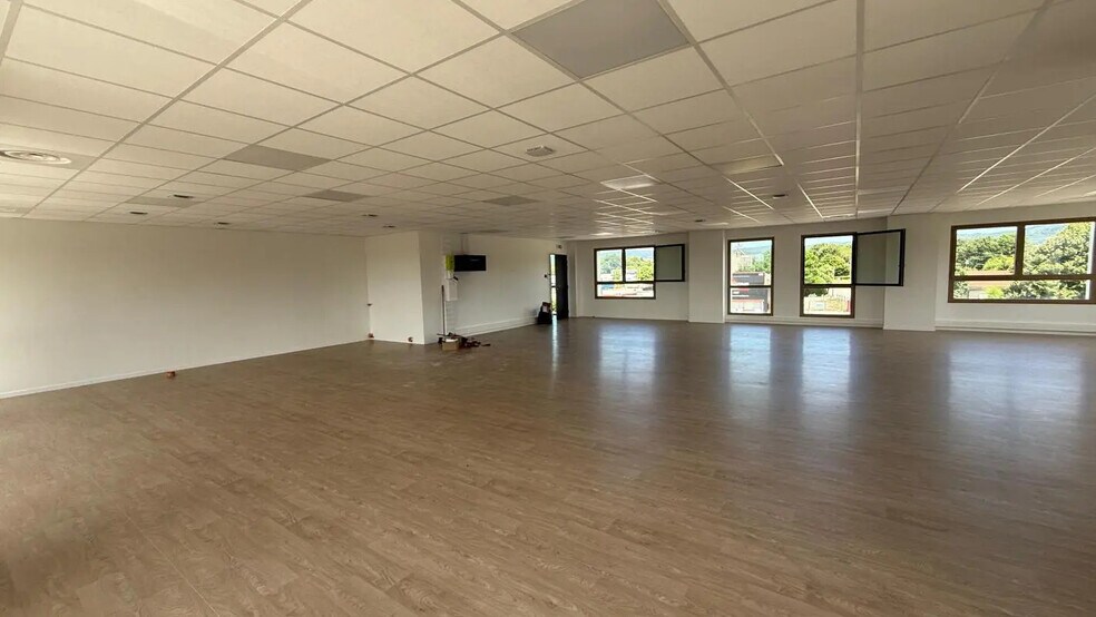 Flex in Tossiat for lease - Building Photo - Image 3 of 13