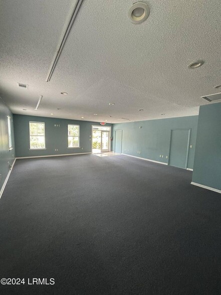 12 Fairfield Rd, Beaufort, SC for lease - Interior Photo - Image 2 of 5