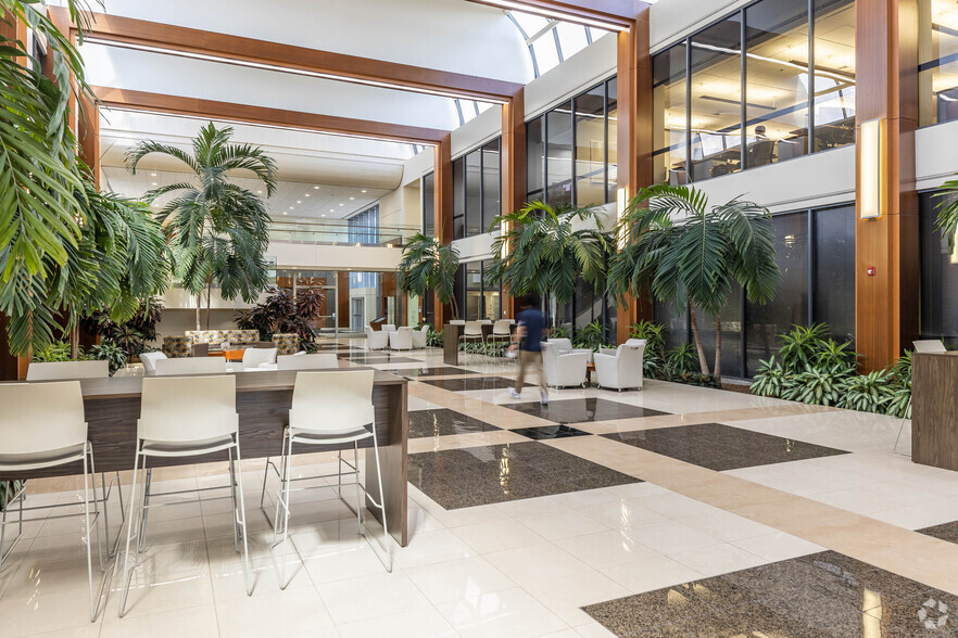 951 Yamato Rd, Boca Raton, FL for lease - Lobby - Image 2 of 3