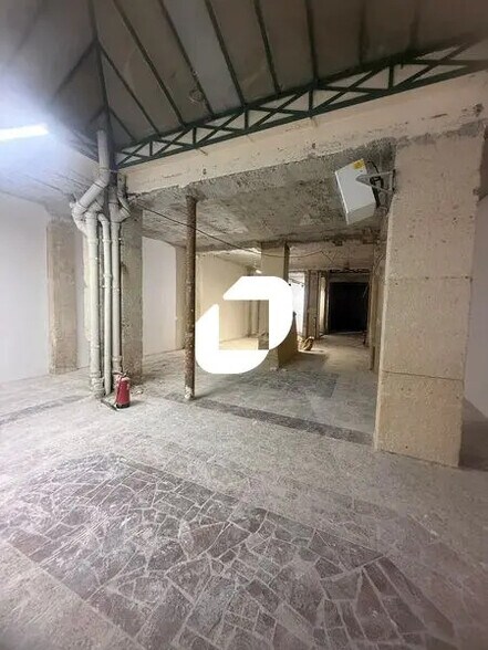 Retail in Paris for lease - Building Photo - Image 3 of 12