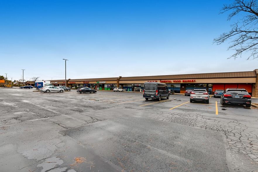 1049-1093 N Salem Dr, Schaumburg, IL for lease - Building Photo - Image 2 of 28