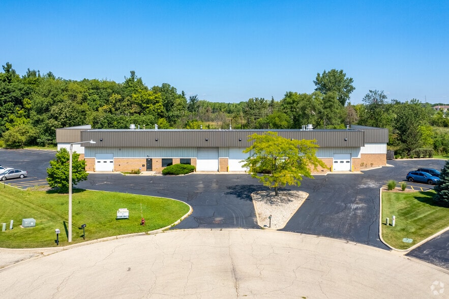 2200-2205 Tech Ct, Woodstock, IL for lease - Building Photo - Image 3 of 9