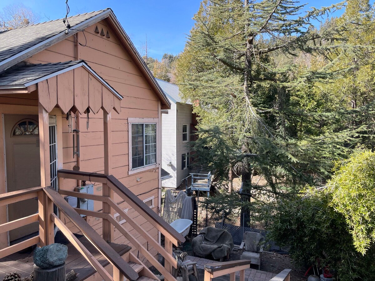 23660 Lake Dr, Crestline, CA 92325