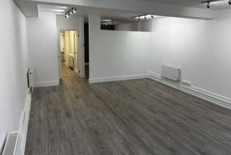 4 Cleave Av, Bromley for lease Interior Photo- Image 2 of 5