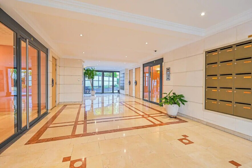 Office in Paris for sale - Lobby - Image 2 of 3