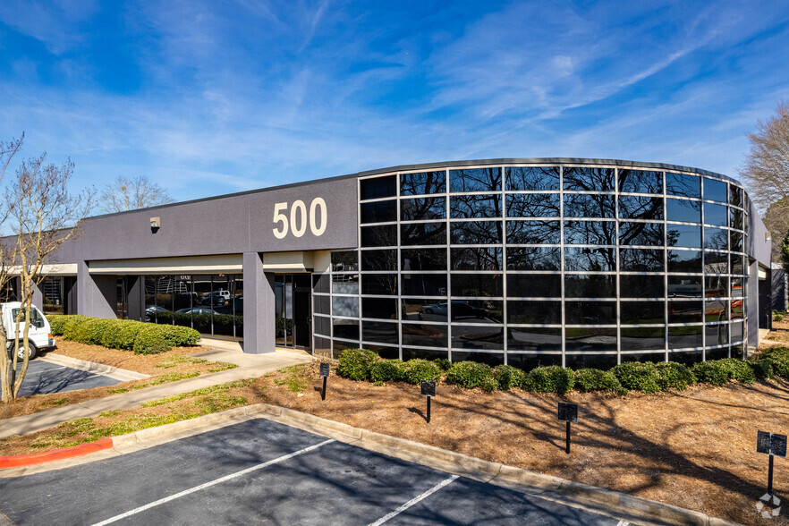 7840 Roswell Rd, Sandy Springs, GA for lease - Building Photo - Image 1 of 25