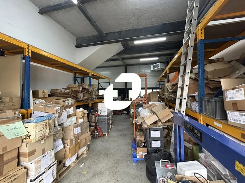 Flex in Chanteloup-en-Brie for lease - Interior Photo - Image 2 of 5