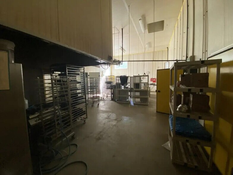 Flex in Éragny for lease - Building Photo - Image 2 of 5