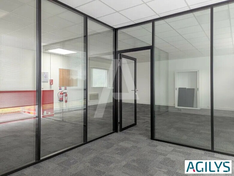Flex in Villebon-sur-Yvette for lease - Interior Photo - Image 2 of 12