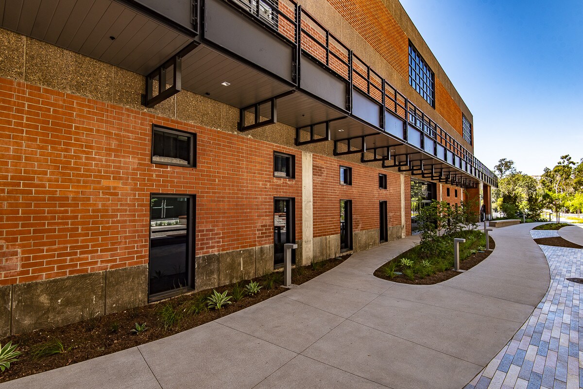 350 Camino De La Reina, San Diego, CA 92108 AMP&RSAND