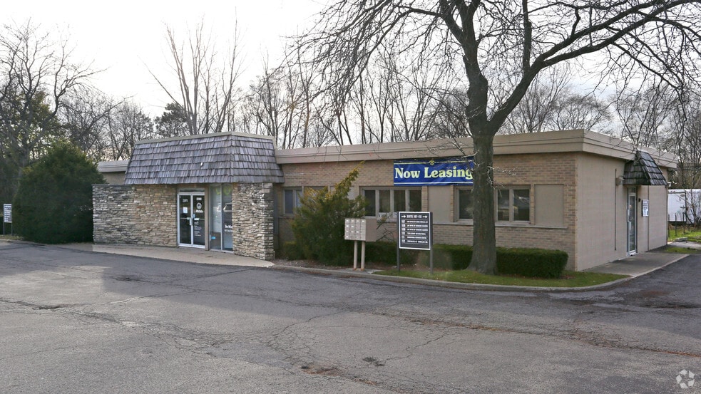 25975-25980 N Diamond Lake Rd, Mundelein, IL for lease - Building Photo - Image 2 of 8