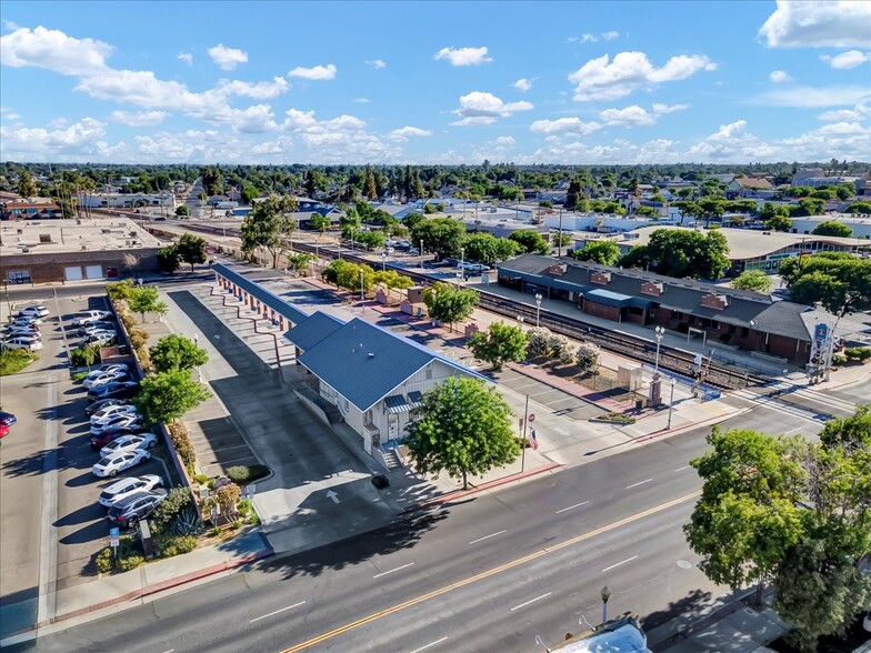 504 W 7th St, Hanford, CA for sale - Building Photo - Image 3 of 30