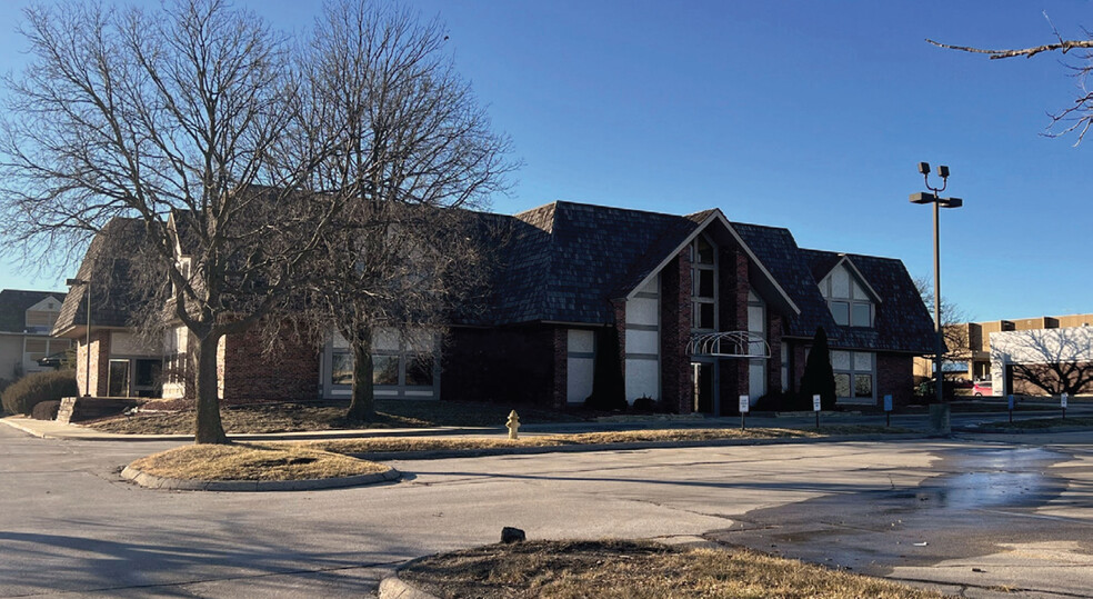 1516 Valley West Dr, West Des Moines, IA for sale - Building Photo - Image 1 of 1