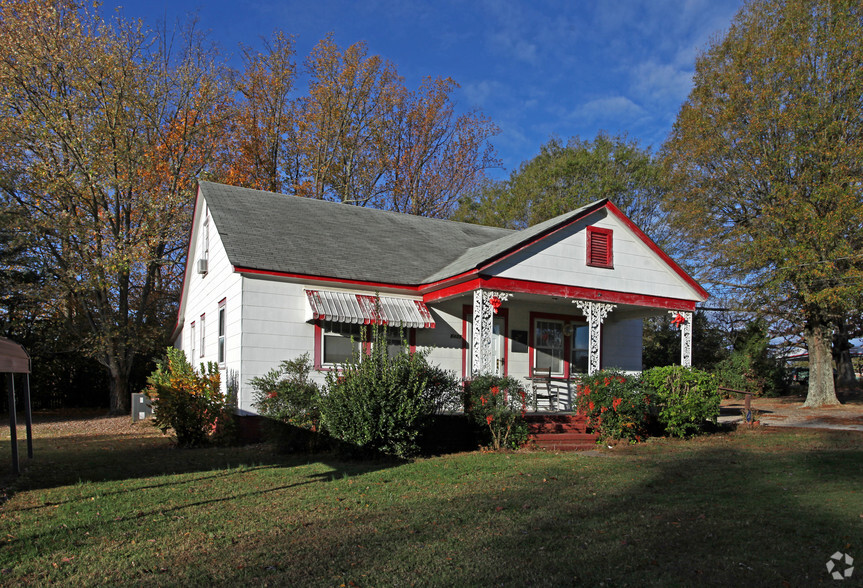 6429 Freedom Dr, Charlotte, NC for sale - Primary Photo - Image 1 of 5