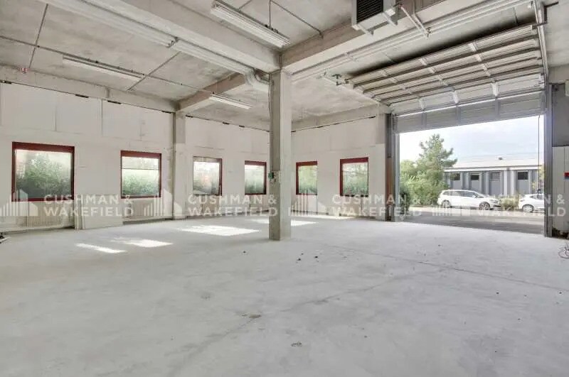 Flex in Vitrolles for lease - Interior Photo - Image 3 of 8