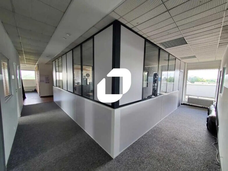 Office in Vitry-sur-Seine for lease - Building Photo - Image 2 of 18