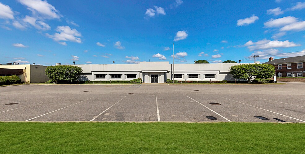 1560 Fifth Ave, Bay Shore, NY for lease - Building Photo - Image 3 of 34