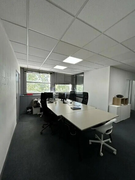 Office in  for lease - Interior Photo - Image 1 of 8