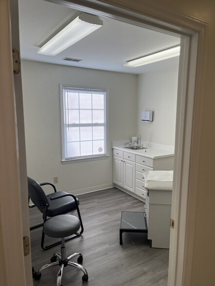 700 Plaza Cir, Clinton, SC for lease - Interior Photo - Image 2 of 4