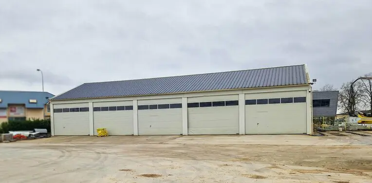Flex in Lèves for lease Building Photo- Image 1 of 5