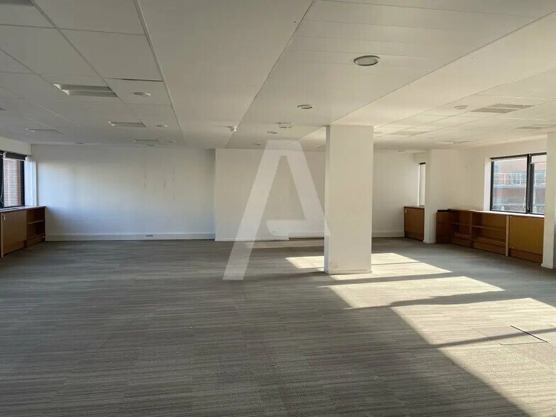 Office in Ivry-sur-Seine for lease - Building Photo - Image 1 of 5