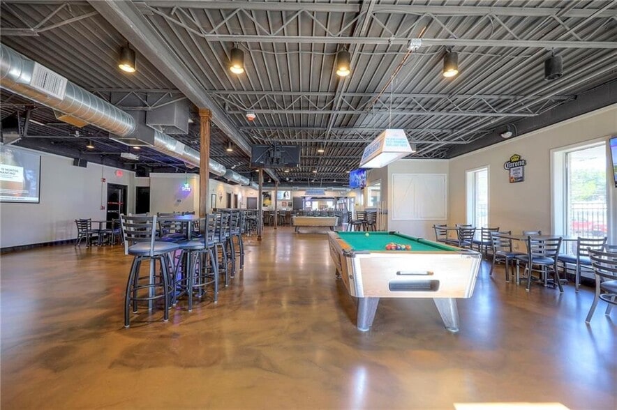 4545 N Brighton Ave, Kansas City, MO for sale - Interior Photo - Image 1 of 32