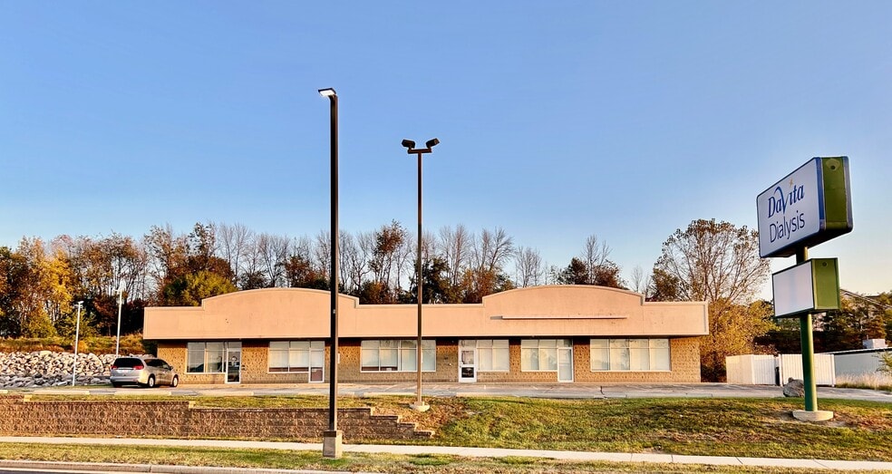 928-932 Furman Dr, Waupaca, WI for lease - Building Photo - Image 2 of 3