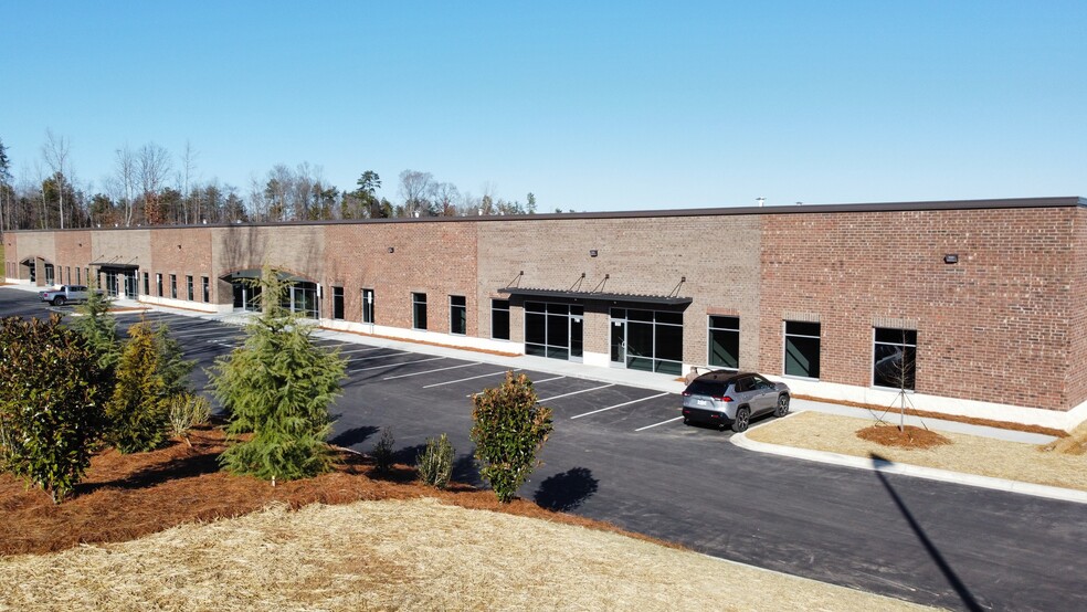 12605 Commerce Station Dr, Huntersville, NC for lease - Building Photo - Image 1 of 3