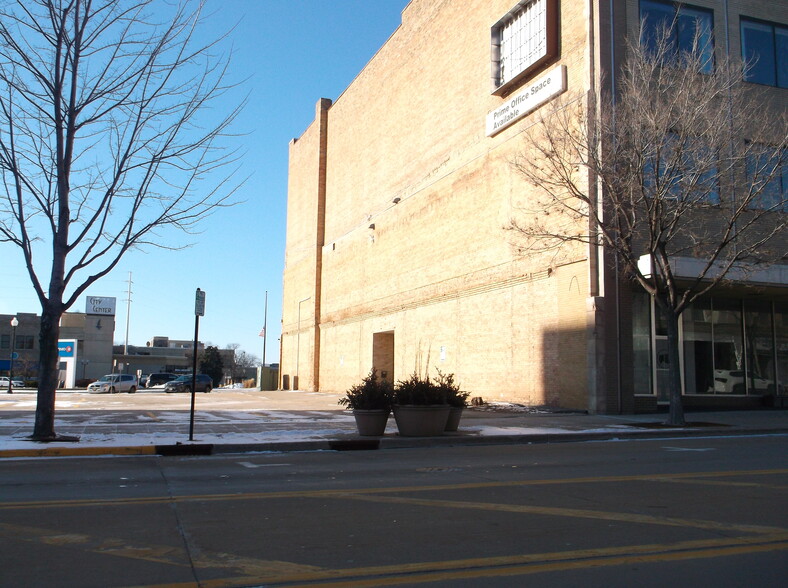 217 Main St, Oshkosh, WI for sale - Building Photo - Image 2 of 3