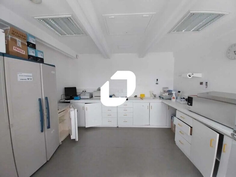 Office in Bordeaux for lease - Interior Photo - Image 2 of 9