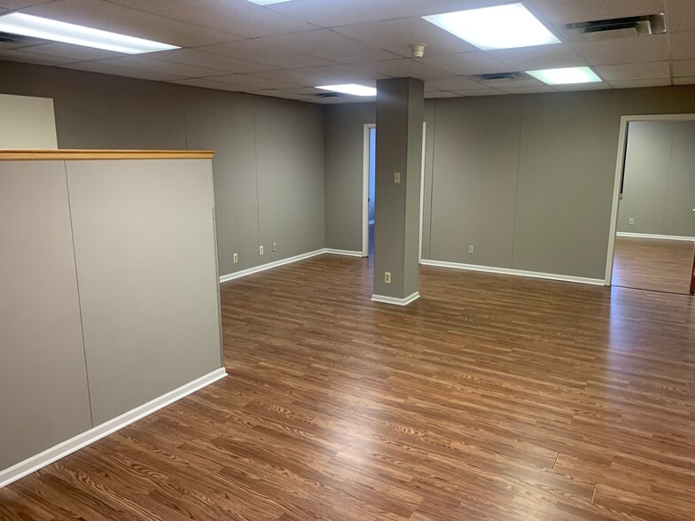 16824-16828 Kercheval Pl, Grosse Pointe, MI for lease - Building Photo - Image 2 of 11