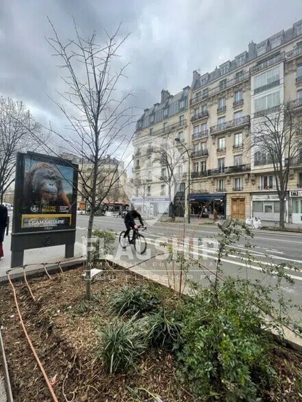 Retail in Paris for lease - Building Photo - Image 2 of 2