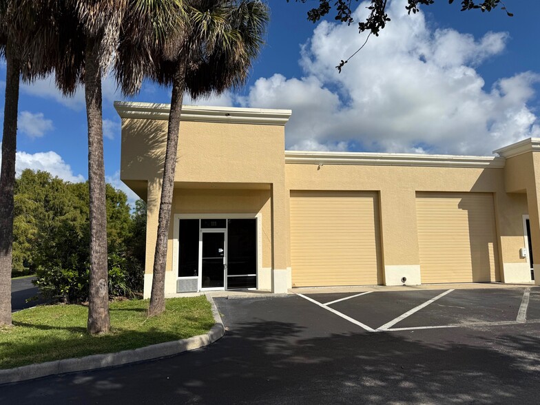 3900 Mannix Dr, Naples, FL for sale - Building Photo - Image 2 of 7