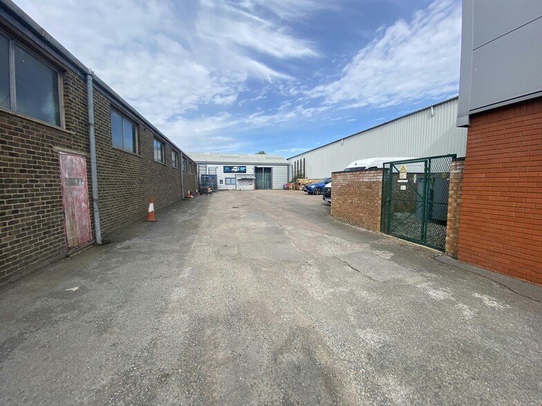 2 Greycaine Rd, Watford for lease - Building Photo - Image 2 of 11