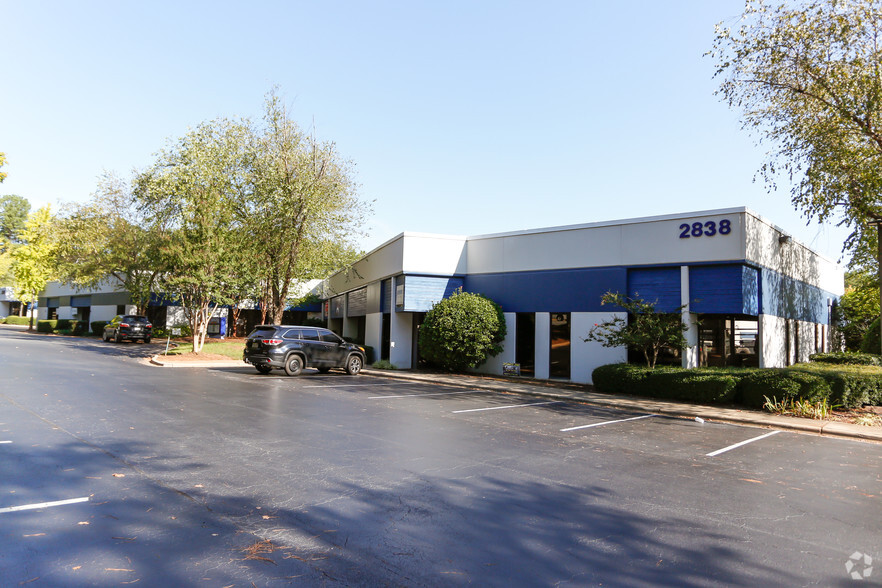 2838 Queen City Dr, Charlotte, NC for lease - Primary Photo - Image 1 of 7