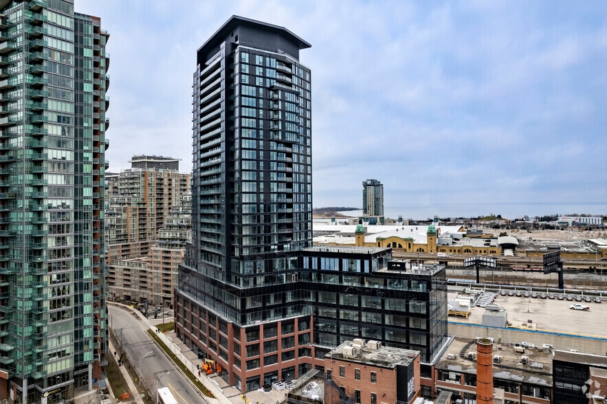 145-147 E Liberty St, Toronto, ON for lease - Building Photo - Image 1 of 5