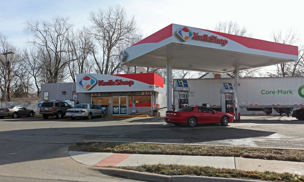 2277 SW 10th Ave, Topeka, KS for sale - Primary Photo - Image 1 of 1